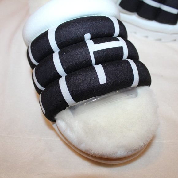 NIB UGG‎ WOMEN'S MAXI GLIDE PLATFORM LOGO PADDED SANDAL SLIPPERS WHITE BLACK - Picture 4 of 7